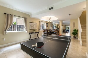 House - Salty Fox 5BD Oasis w Spa Beach Downtown (Fort Lauderdale)