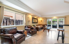 Apartment | 5 bedrooms - Salty Fox 5BD Oasis w Spa Beach Downtown (Fort Lauderdale)