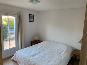 4 bedrooms, iron/ironing board, WiFi - Ardèche Villa for Rent (Vallon-Pont-d'Arc)
