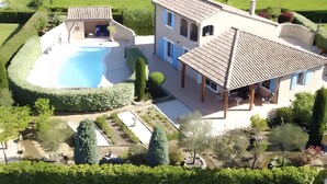 A two-story house with a swimming pool, a covered patio, and a well-maintained garden. - Ardèche Villa for Rent (Vallon-Pont-d'Arc)