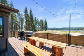 Hus Deluxe - uteplats - sjöutsikt | Restaurang utomhus