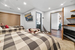 Deluxe House, Patio, Lake View | Iron/ironing board, free WiFi - The Lazy Bear (Fawnskin)