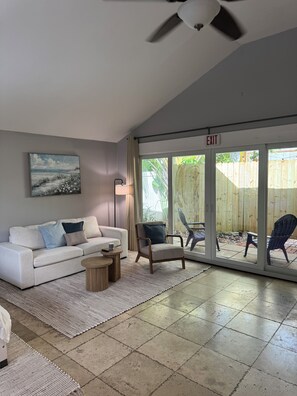 Smart TV - Hollywood Beach Stay  Patio + Parking, Minutes to Ocean (Hollywood)