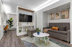 Living area - Sleeps 3 + City Stay | By Museums & Little Italy (Cleveland)