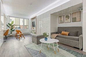 Living area - Sleeps 3 + City Stay | By Museums & Little Italy (Cleveland)