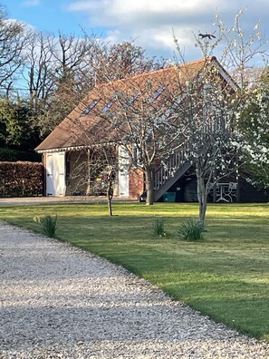 المنطقة المحيطة بالمنشأة