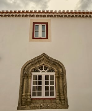 A building with a small window and an arched doorway.