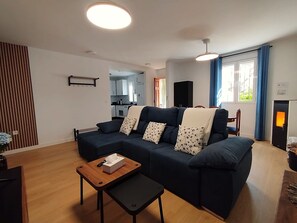 TV, books - Cozy Country House with Private Pool (Montefrío)
