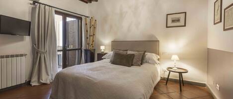 1 habitación y tabla de planchar con plancha