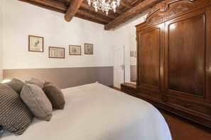 1 chambre, fer et planche à repasser