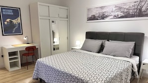A bedroom with a bed, a desk, a chair, a wardrobe, and a framed picture on the wall. - Vibehaus Center of Split City Only 400m From Beach (Split)
