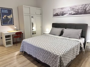 A bedroom with a bed, a desk, a chair, a wardrobe, and a framed picture on the wall. - Vibehaus Center of Split City Only 400m From Beach (Split)