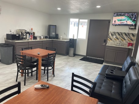 Free daily continental breakfast . Dream Inn