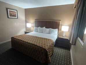Single Room, 1 King Bed, Non Smoking | Desk, laptop workspace, free WiFi, bed sheets