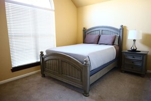 4 bedrooms, desk, iron/ironing board, WiFi - `Live Like a Local, Stay Like a Guest` (Oklahoma City)