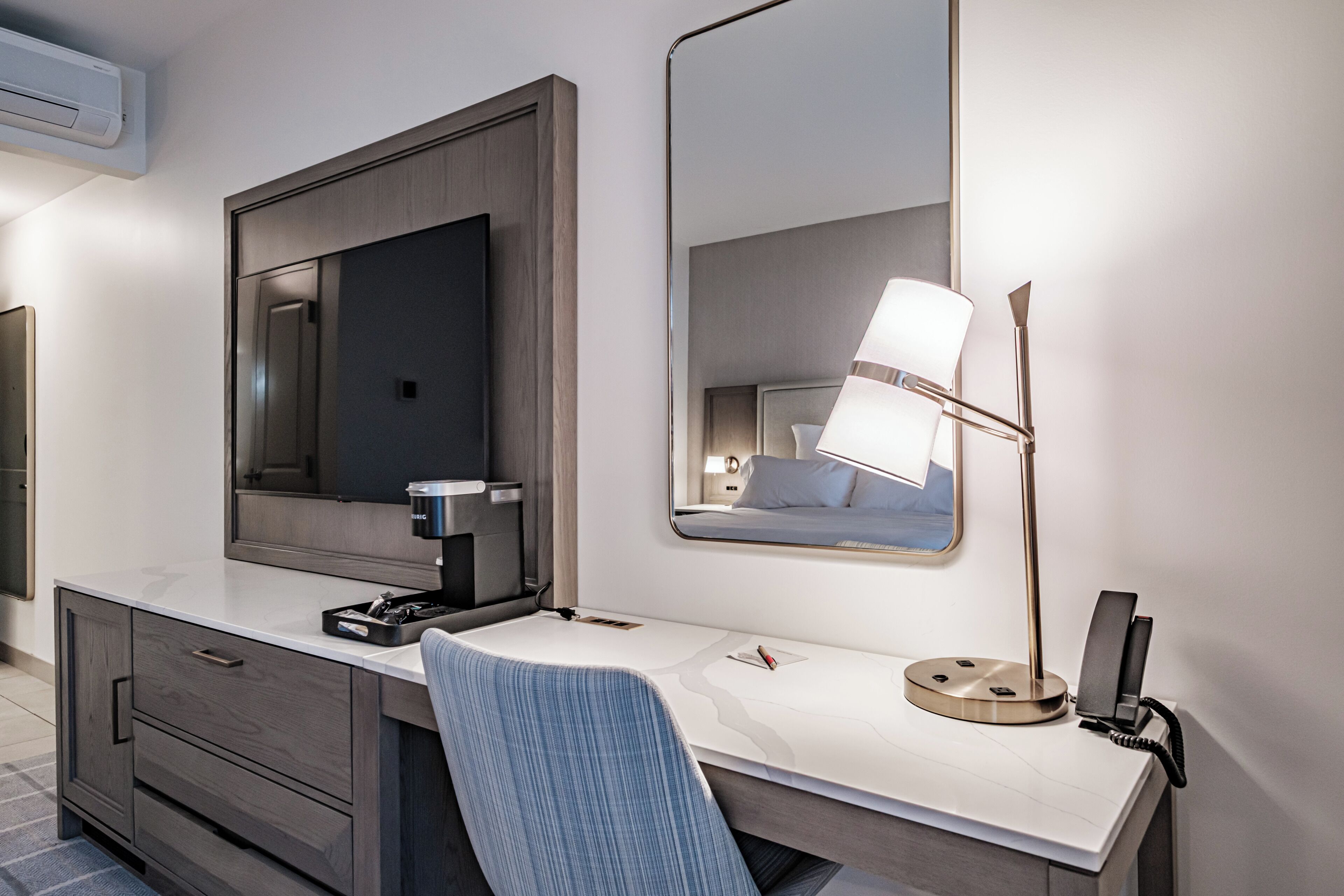 Standard Room, 1 King Bed | Laptop workspace, free WiFi