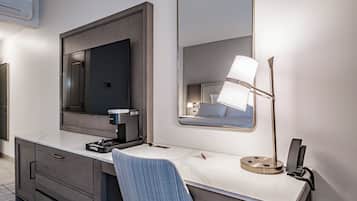 Standard Room, 1 King Bed | Laptop workspace, free WiFi