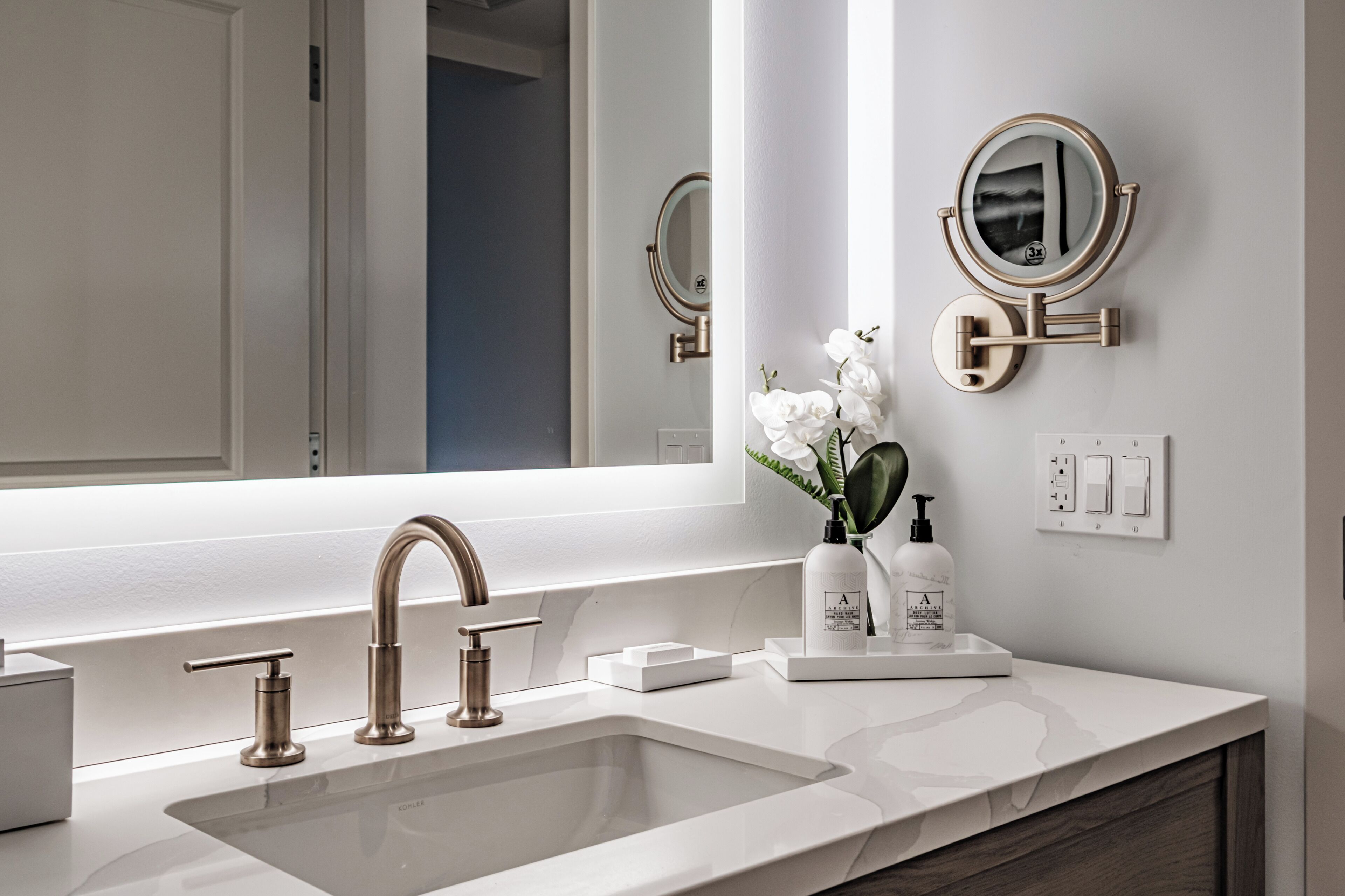 Deluxe King | Bathroom | Free toiletries, hair dryer, towels, soap