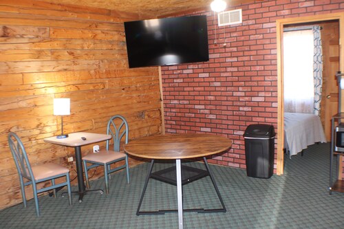AC3 Cozy 1-bedroom cabin in peaceful Chassell with AC
