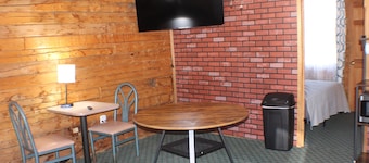 AC3 Cozy 1-bedroom cabin in peaceful Chassell with AC