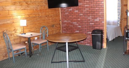 AC3 Cozy 1-bedroom cabin in peaceful Chassell with AC