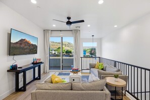 Smart TV, video games - Sleeps 26, Hot Tub, Outdoor Lounge Area, Near Zion (Hurricane)