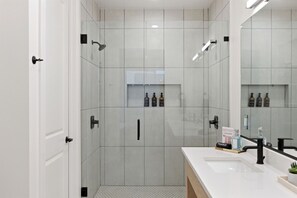 Shower, hair dryer, towels - Sleeps 26, Hot Tub, Outdoor Lounge Area, Near Zion (Hurricane)