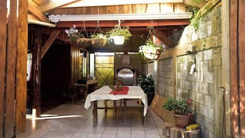 Chalet, 3 habitaciones, para fumadores, balcón | Restaurante al aire libre