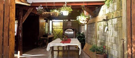 Chalet, 3 habitaciones, para fumadores, balcón | Restaurante al aire libre