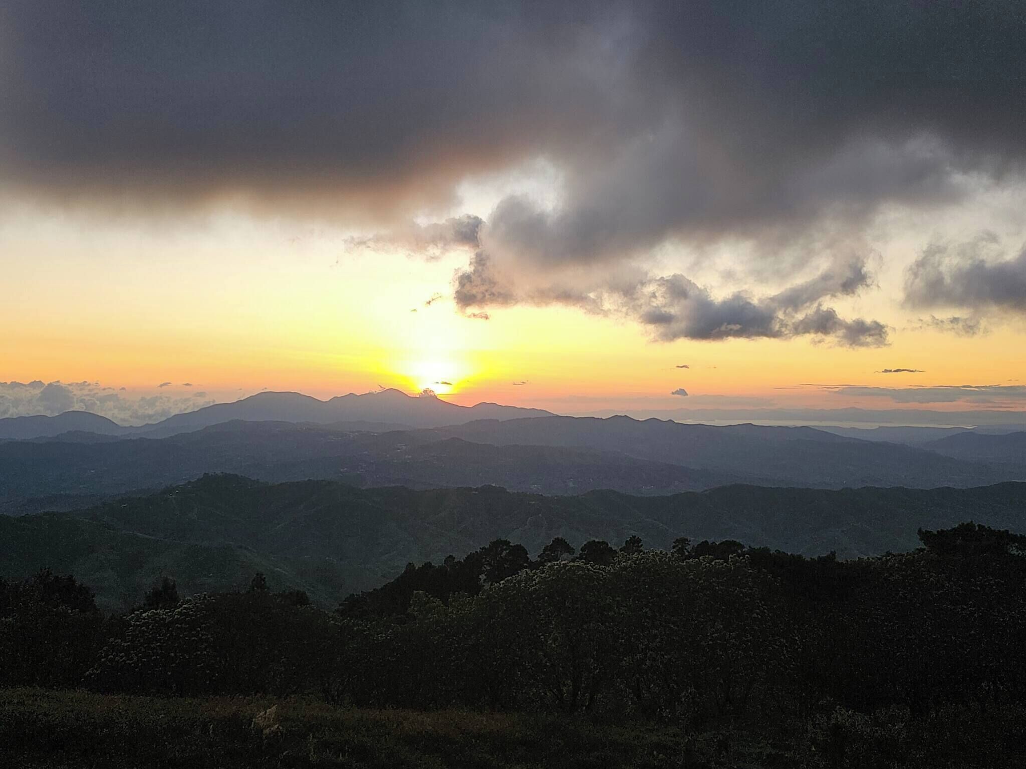 Un paysage montagneux au coucher du soleil.