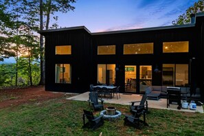 Outdoor dining - Modern Mountain Retreat, Firepit, Grill and Fireplace (Old Fort)