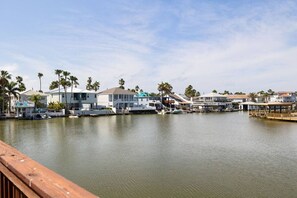 Property grounds - 3BR Condo • 1 Block to Beach + Pool (South Padre Island)