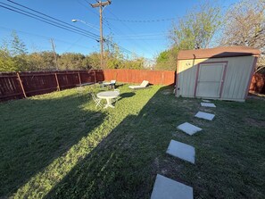 Outdoor dining - Cozy 2-bedroom bungalow in tranquil Austin with music studio and fitness room (Austin)