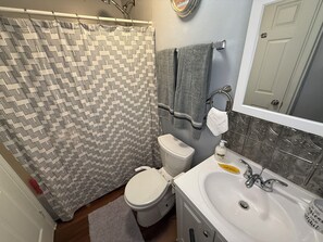 Bathroom - Cozy 2-bedroom bungalow in tranquil Austin with music studio and fitness room (Austin)