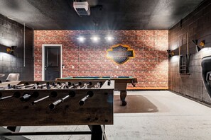 Game room - Family-Friendly Villa with Pvt Pool, BBQ, Game Room & Themed Bedrooms (Davenport)