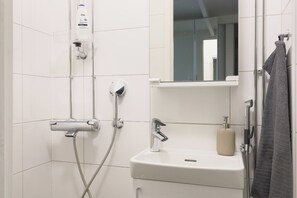 Standard Apartment, Courtyard View | Bathroom - Stylish Studio in the Heart of Kallio (Helsinki)