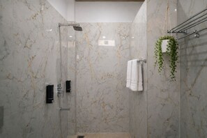 Chambre avec lits jumeaux | Salle de bain