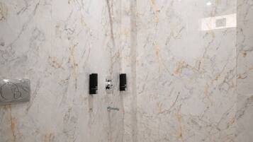 Doppelzimmer, Hügelblick | Badezimmer