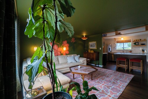 The Rhody House - A Stylish Seattle Area Getaway Near Lake & Hiking