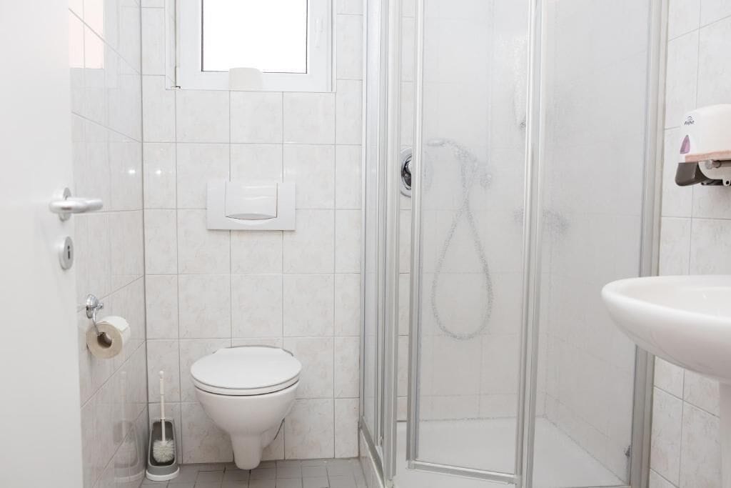 Standard-Doppelzimmer | Badezimmer | Dusche, Haartrockner, Handtücher, Seife