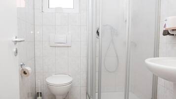 Standard-Doppelzimmer | Badezimmer | Dusche, Haartrockner, Handtücher, Seife