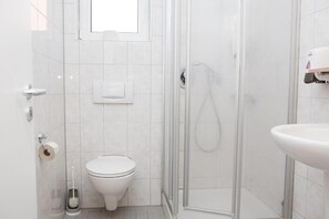 Ducha, secador de pelo, toallas, jabón
