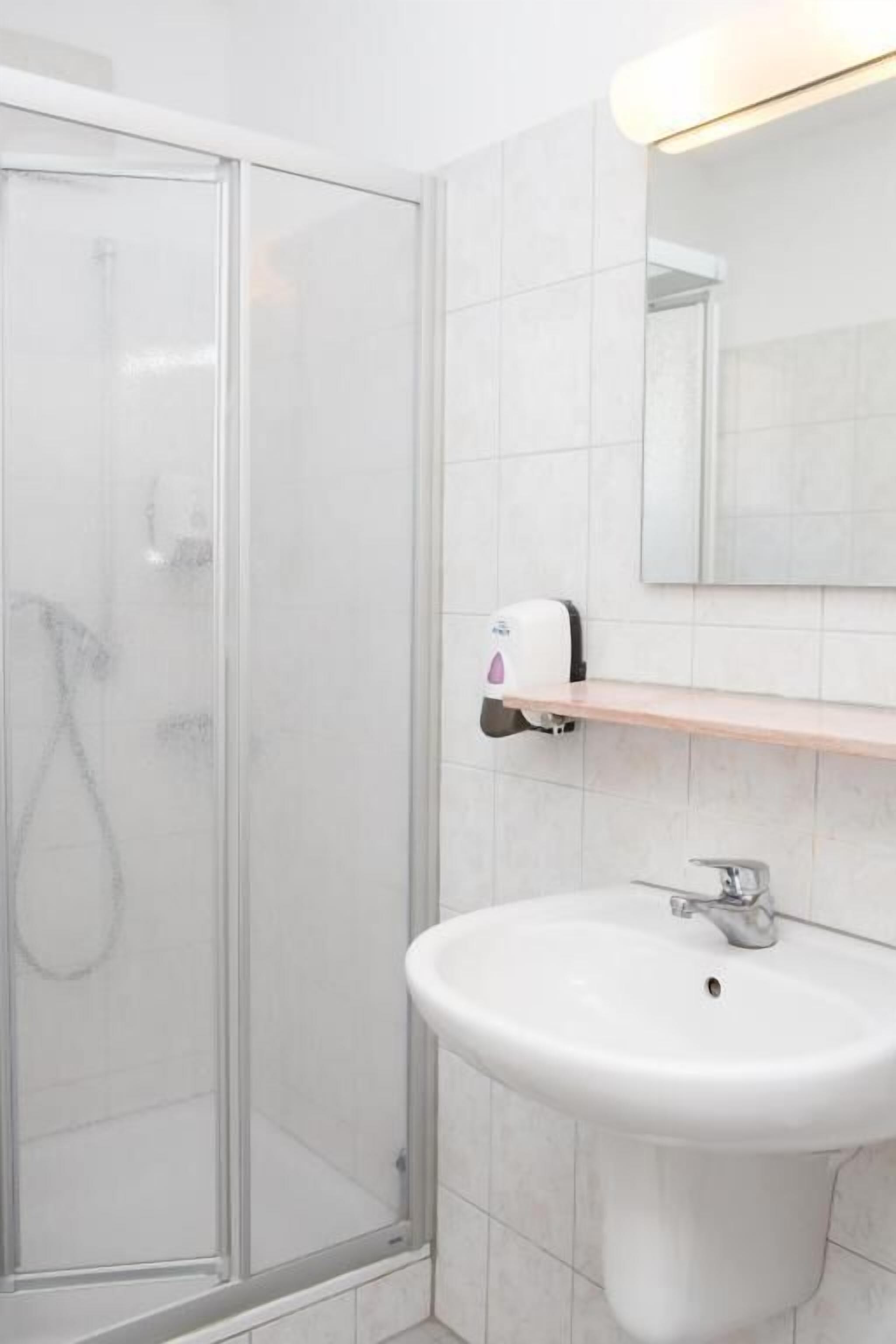 Standard-Doppelzimmer | Badezimmer | Dusche, Haartrockner, Handtücher, Seife