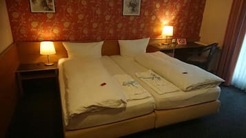 Schreibtisch, laptopgeeigneter Arbeitsplatz, schallisolierte Zimmer