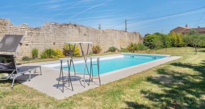 Guest Room “Chambre du Bas” with Shared Terrace, Garden and Wi-Fi