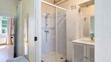 Douche, sèche-cheveux, serviettes fournies