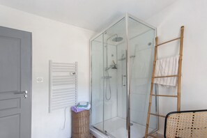 Ducha, secador de pelo y toallas