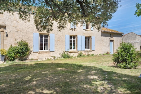 Exterior. Bed and Breakfast 'Chambres À L'étage' with Shared Terrace, Shared Garden and Wi-Fi