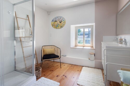 Bed and Breakfast 'Chambres À L'étage' with Shared Terrace, Shared Garden and Wi-Fi