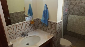 Classic Quadruple Room | Bathroom